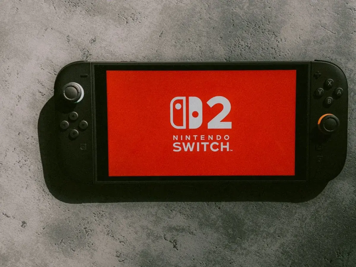 Nintendo Switch z czerwonym ekranem i logo. Zastanawiasz się, czy można podłączyć Nintendo Switch do laptopa?