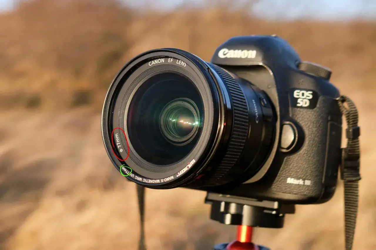 Canon EOS 5D Mark III z obiektywem Canon EF Lens, widoczna średnica 77mm, idealna do montażu filtrów do zdjęć.