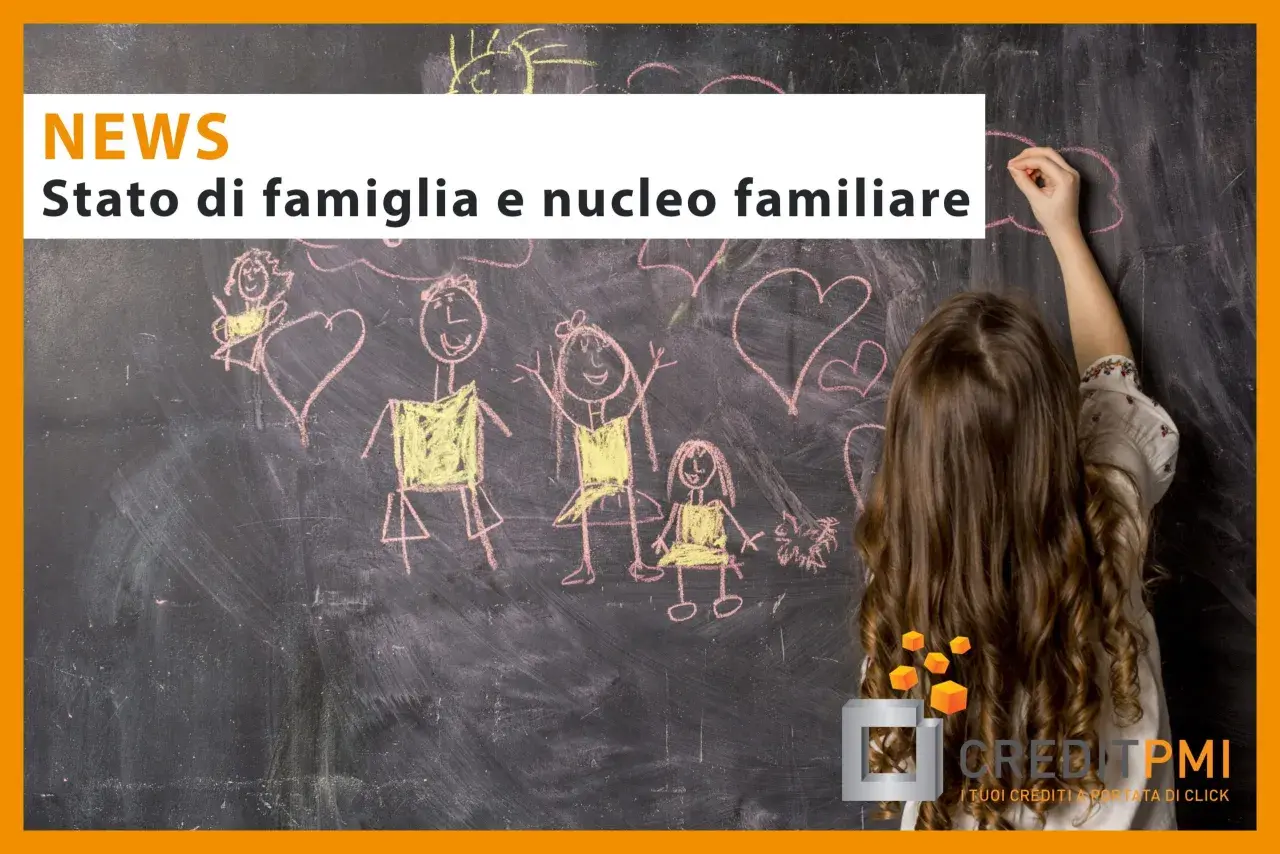 Bambina disegna una famiglia su una lavagna. Il testo parla di stato di famiglia e nucleo familiare, anche per conviventi non sposati.