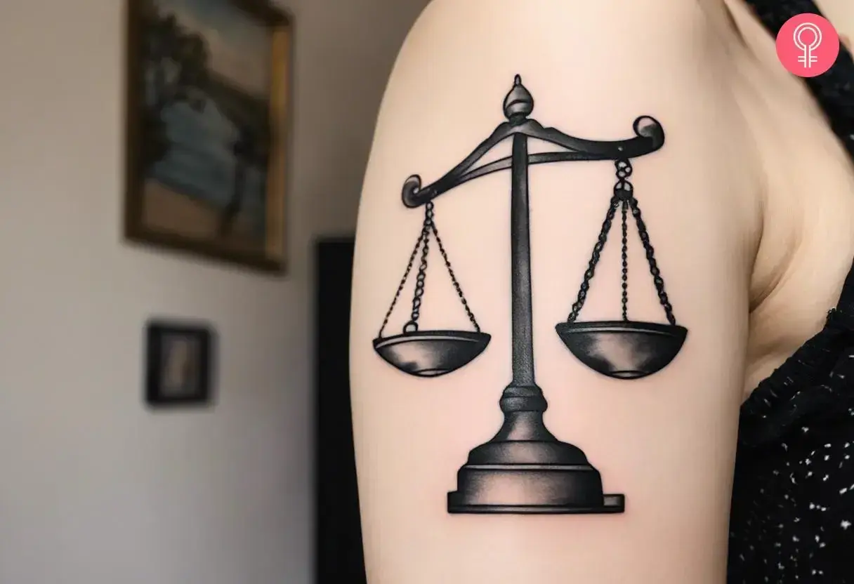 Tatuaje de balanza en el brazo, símbolo de justicia y equilibrio. El tatuaje balanza significado representa la búsqueda de la equidad.