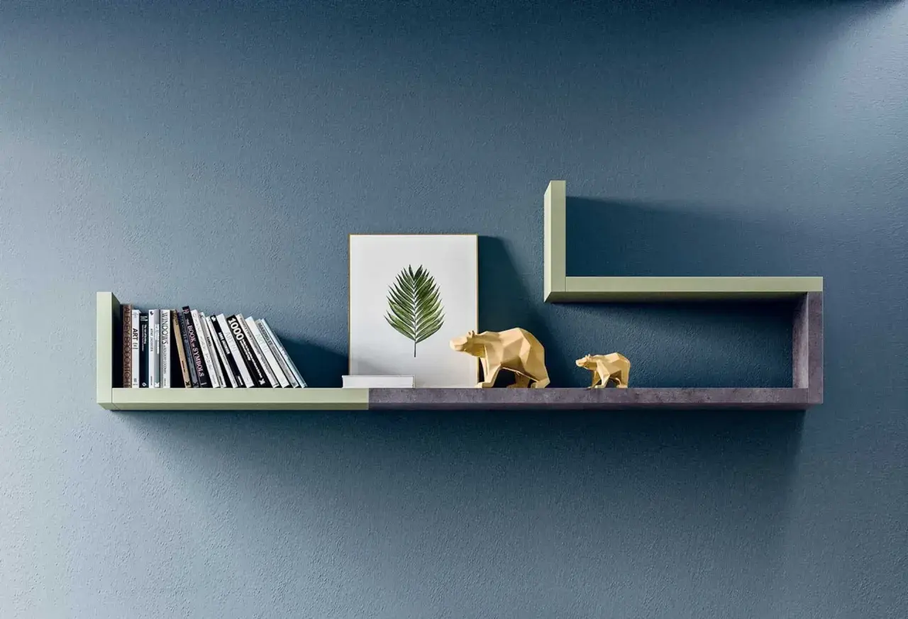 Mensole moderne con libri, un quadro di foglia e orsetti dorati, perfette per fissare mensole al muro con stile.