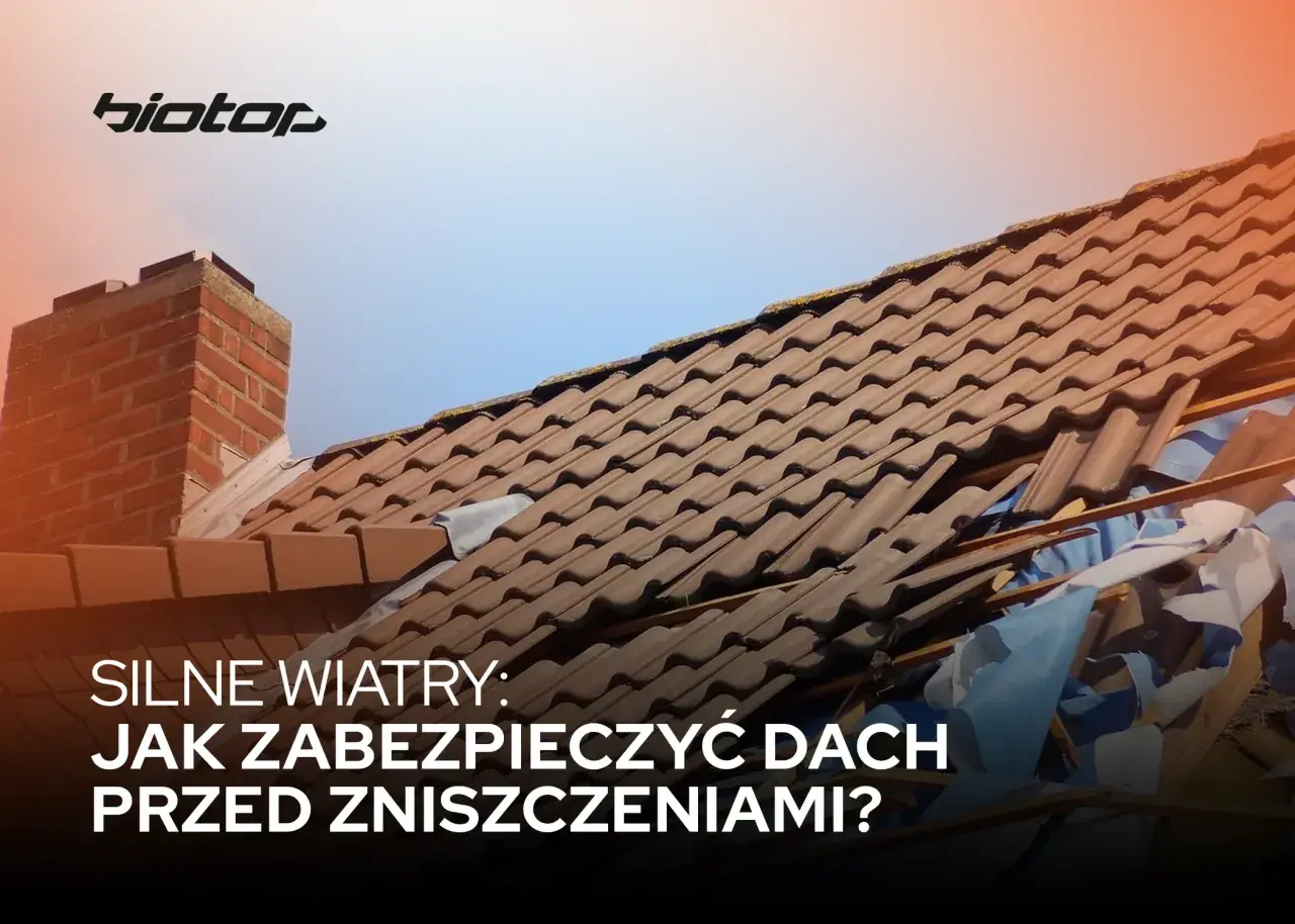 Uszkodzony dach po silnym wietrze, z luźnymi dachówkami i widocznymi elementami konstrukcji. Skrzypiący dach podczas wiatru to sygnał ostrzegawczy.