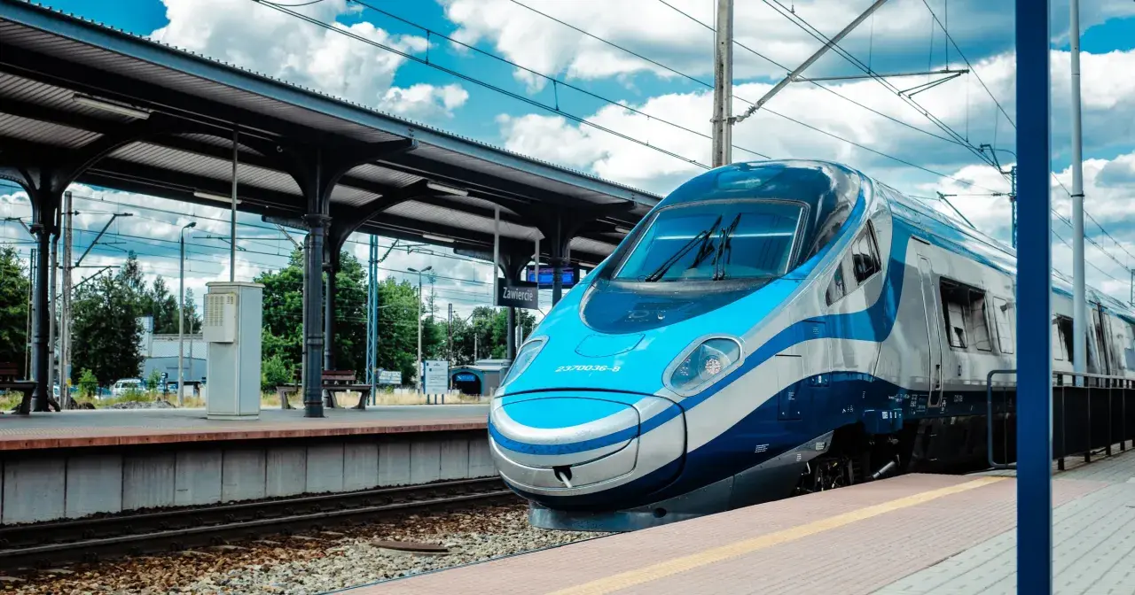 Błękitno-srebrny pociąg Pendolino na stacji Zawiercie, gotowy do podróży.