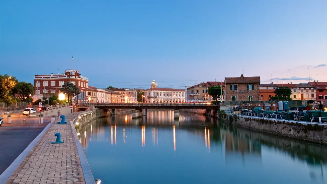 Canale di Senigallia al tramonto, con riflessi sull'acqua e palazzi storici. La fiera senigallia è un evento che anima questa splendida città.