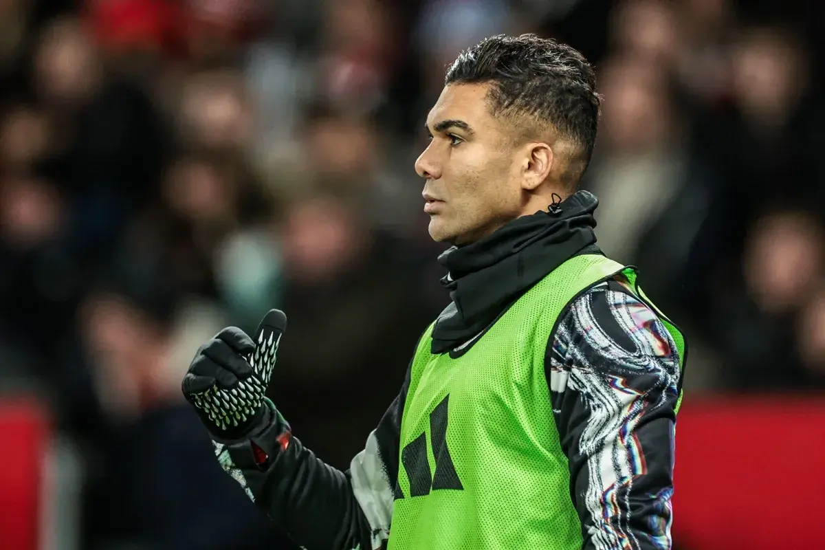 Casemiro w zielonej kamizelce, kciuk w górę. Jego obecność to kluczowy element strategii Manchester United transfery.