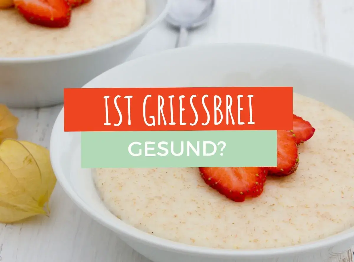 Schüssel mit Grießbrei, garniert mit Erdbeeren und Physalis. Die Frage "Ist Grießbrei gesund?" wird thematisiert.