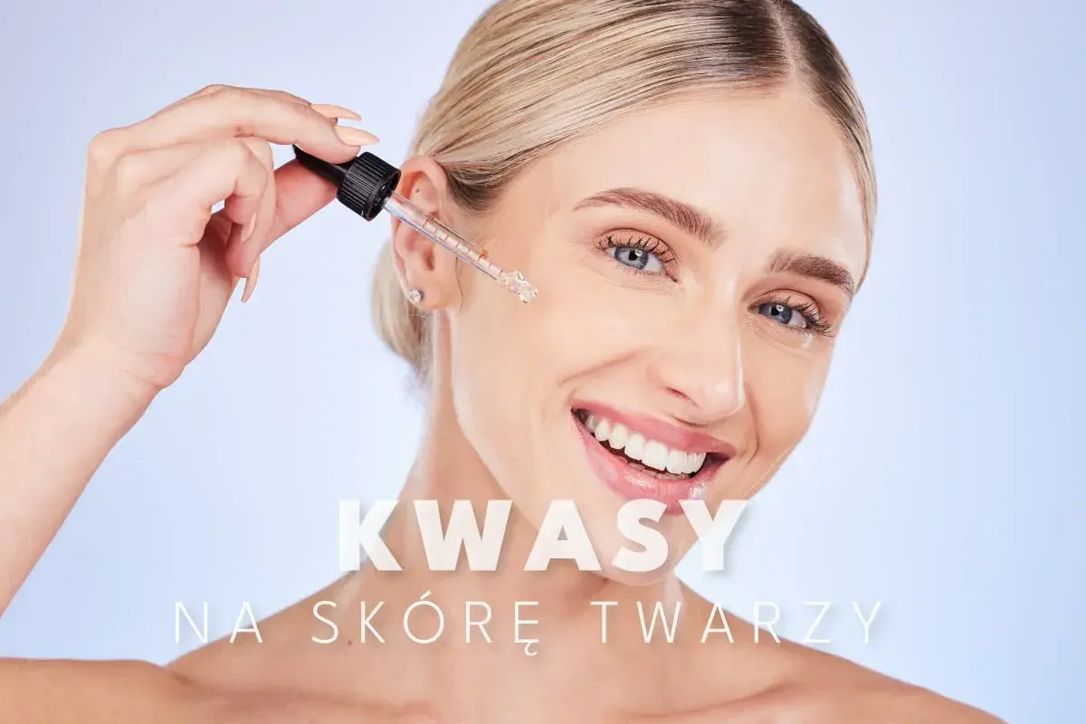 Kobieta aplikuje kroplę serum z kwasami na twarz. Skóra promienieje zdrowiem.