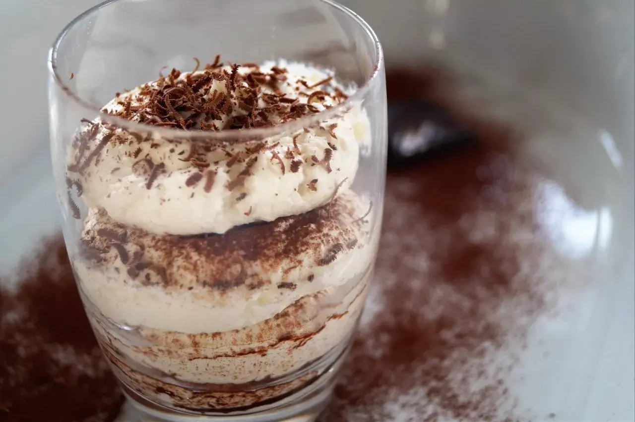Deser z mascarpone, posypany kakao i wiórkami czekolady. Pyszny, choć warto pamiętać o jego mascarpone kcal.