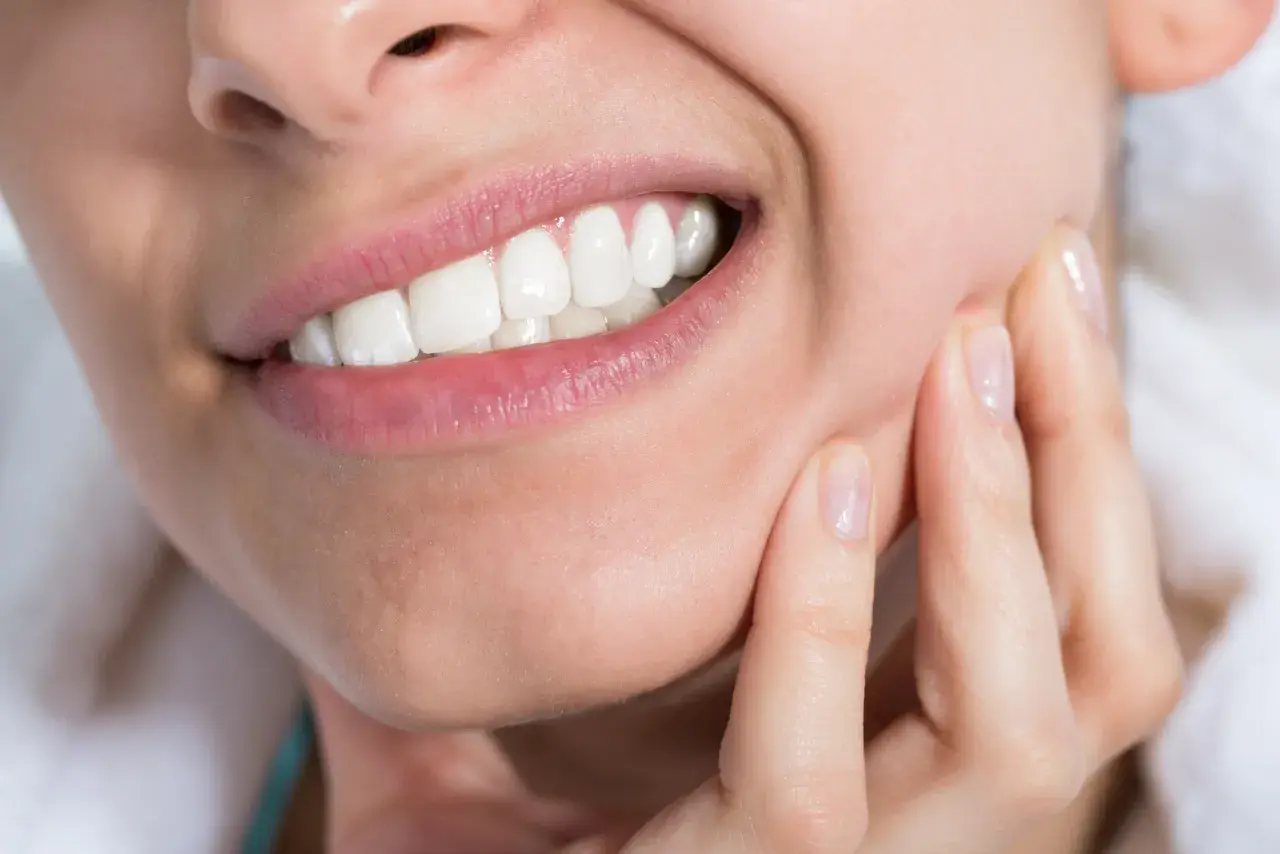Dente che fa male? La mano sul viso indica il disagio. Cosa prendere x il mal di denti per ritrovare il sorriso.