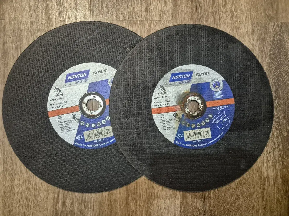 Dwa nowe tarcze Norton Expert, model A36P-BF41, o wymiarach 350x3,0x25,4 mm (14" x 1/8" x 1"). Idealne do cięcia stali i stali nierdzewnej.