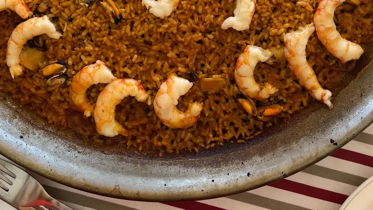 Arroz del senyoret con gambas y mejillones, listo para disfrutar.