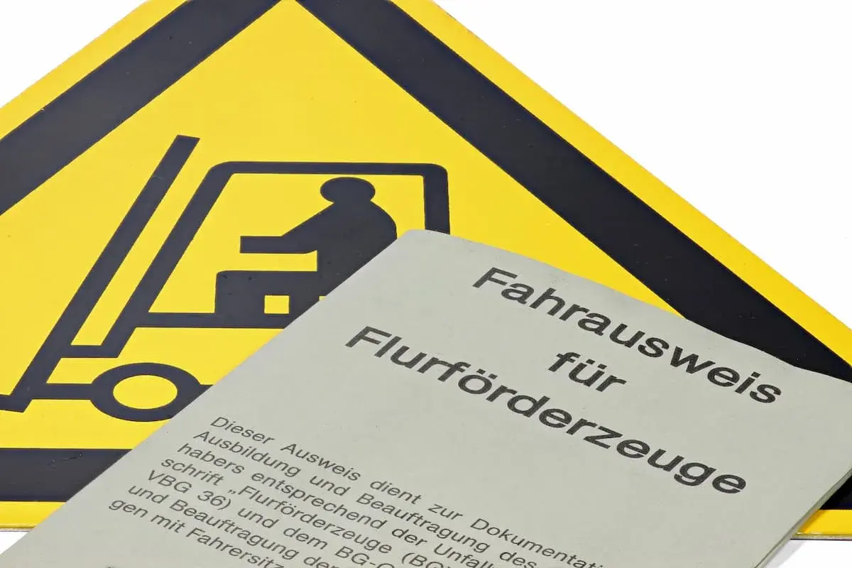 Gelbes Warnschild mit Gabelstapler-Symbol und "Fahrausweis für Flurförderzeuge". Zeigt, welche Stapler man ohne Staplerschein fahren darf.