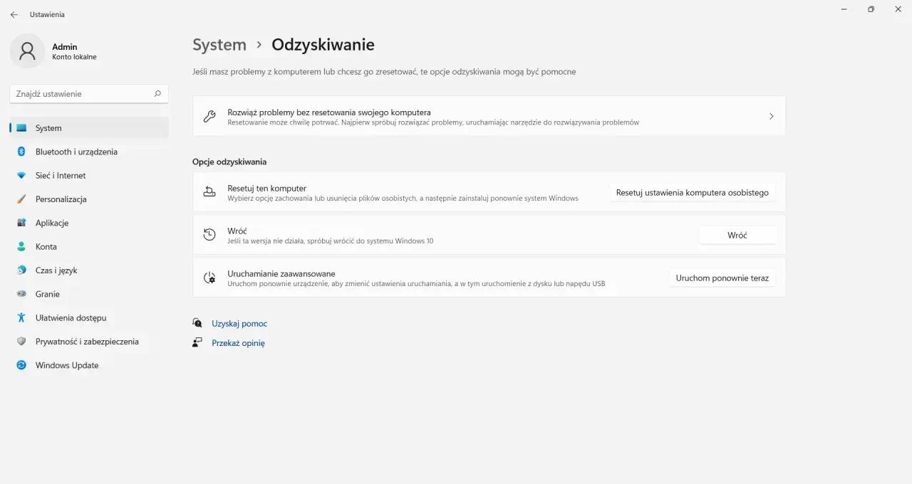 Opcje odzyskiwania systemu Windows. Jeśli chcesz wrócić do Windows 10, wybierz "Wróć".