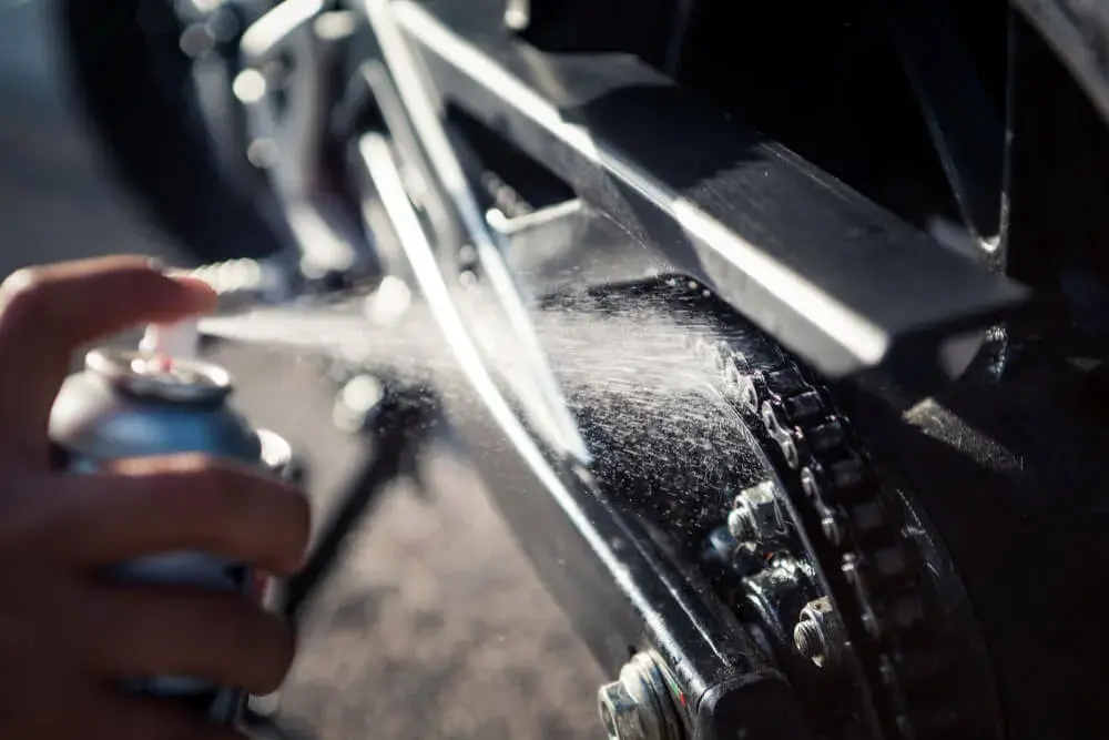 Łańcuch motocyklowy: Czym czyścić, a czego unikać?