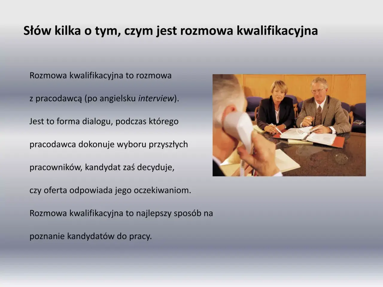 Rozmowa o pracę: pracodawca i kandydat rozmawiają, by ocenić dopasowanie. Kluczowe dla wyboru przyszłych pracowników.