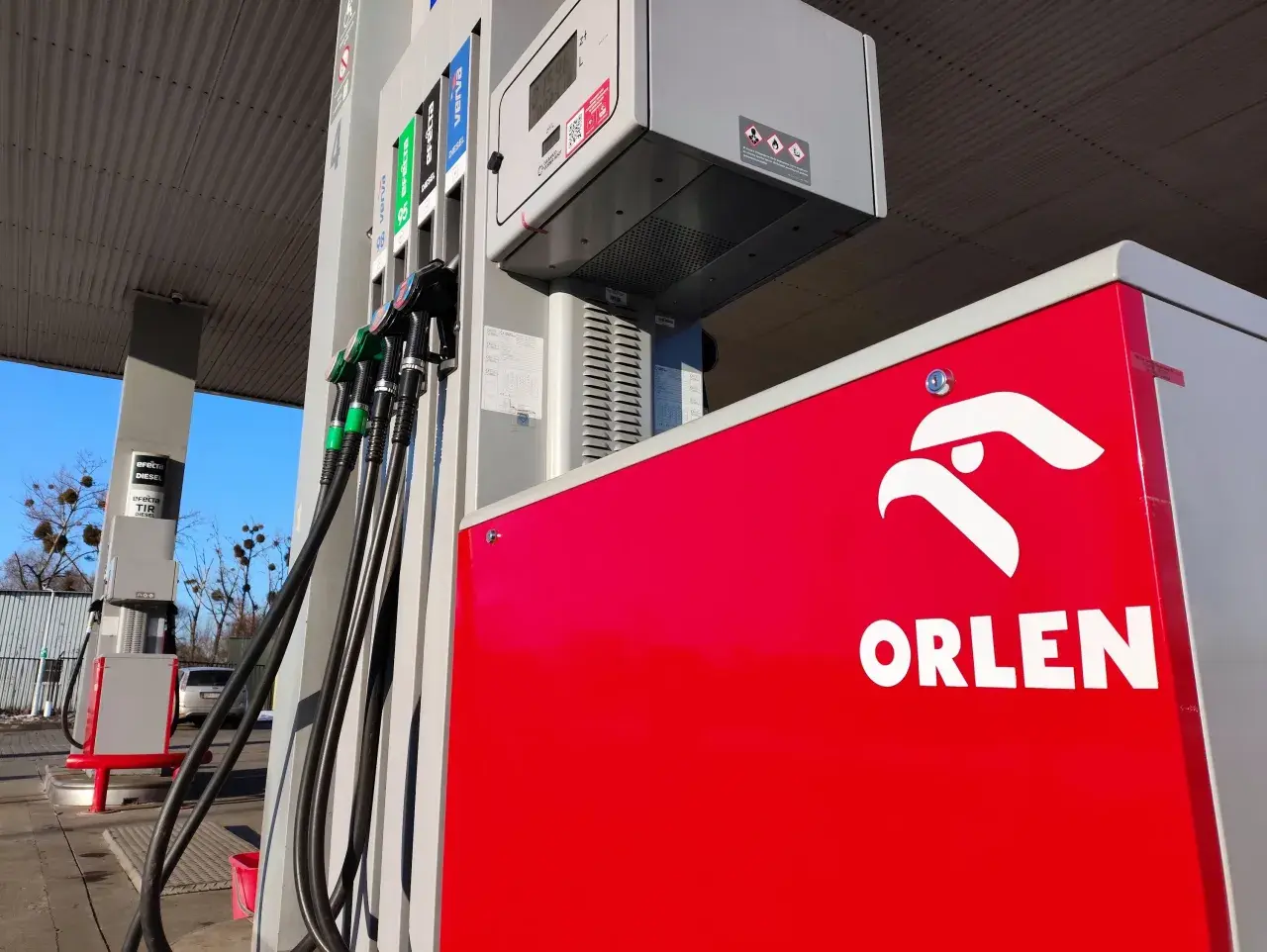 Dylemat: diesel czy benzyna? Dostępne dystrybutory Orlen z różnymi rodzajami paliwa, w tym diesel.