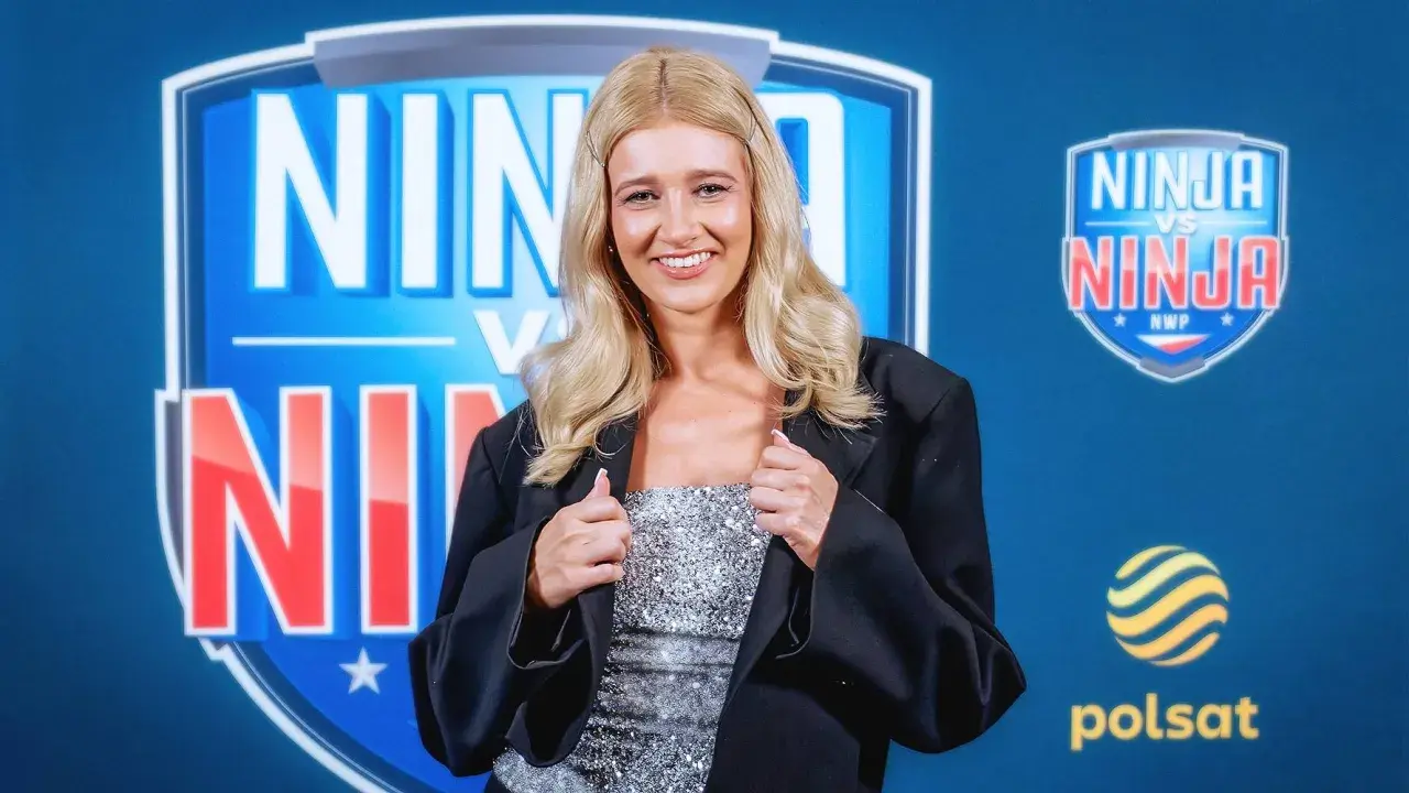 Marta Ćwiertniewicz, młoda gwiazda Ninja Warrior, w błyszczącej kreacji i marynarce. Jej wiek to tajemnica, ale uśmiech mówi wszystko!