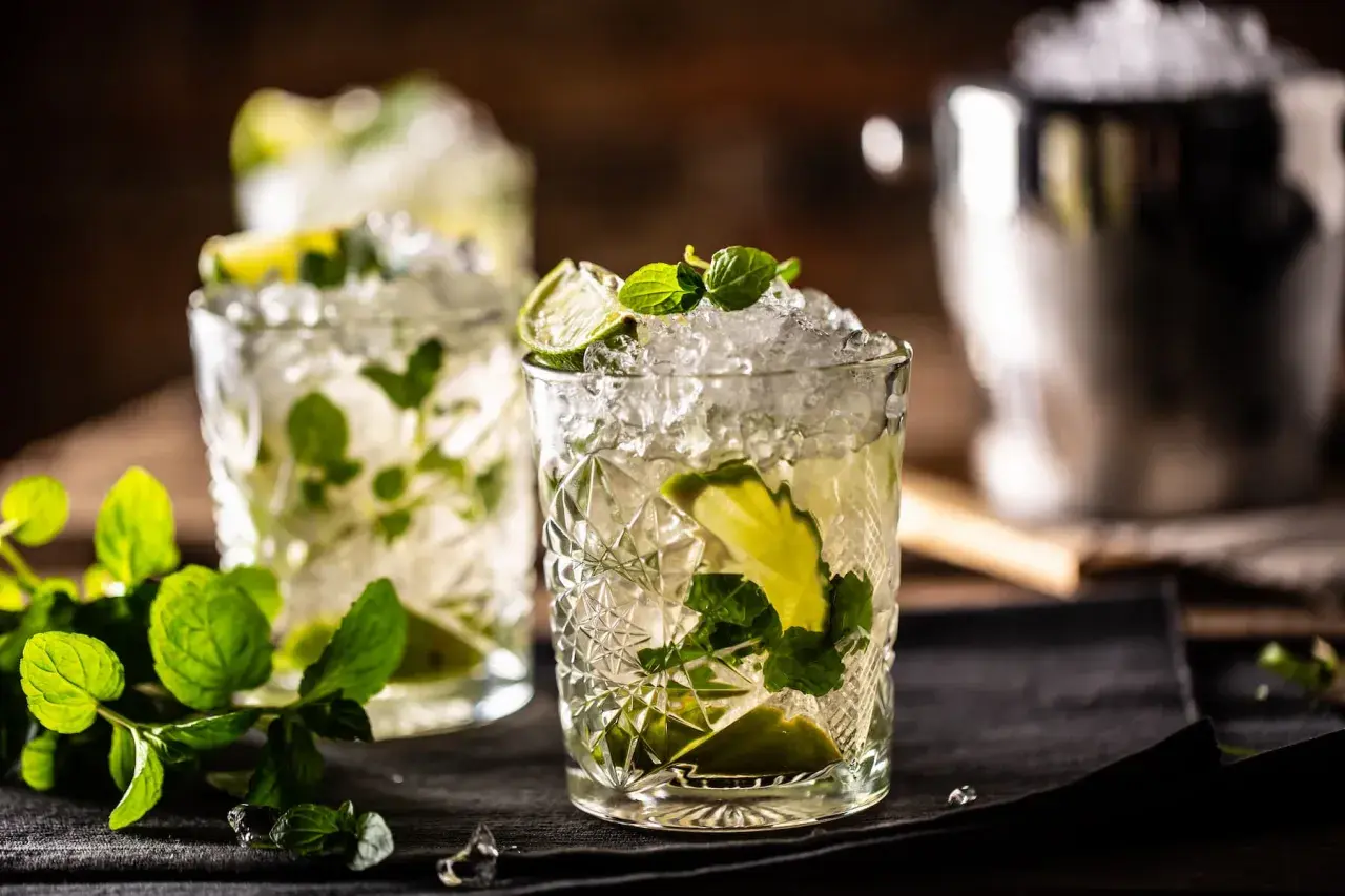 Drinki z limonką: 10+ przepisów na hity alkoholowe i bezalkoholowe!