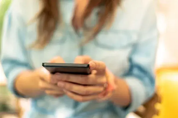 Telefon na abonament do lombardu? Konsekwencje i bezpieczne opcje