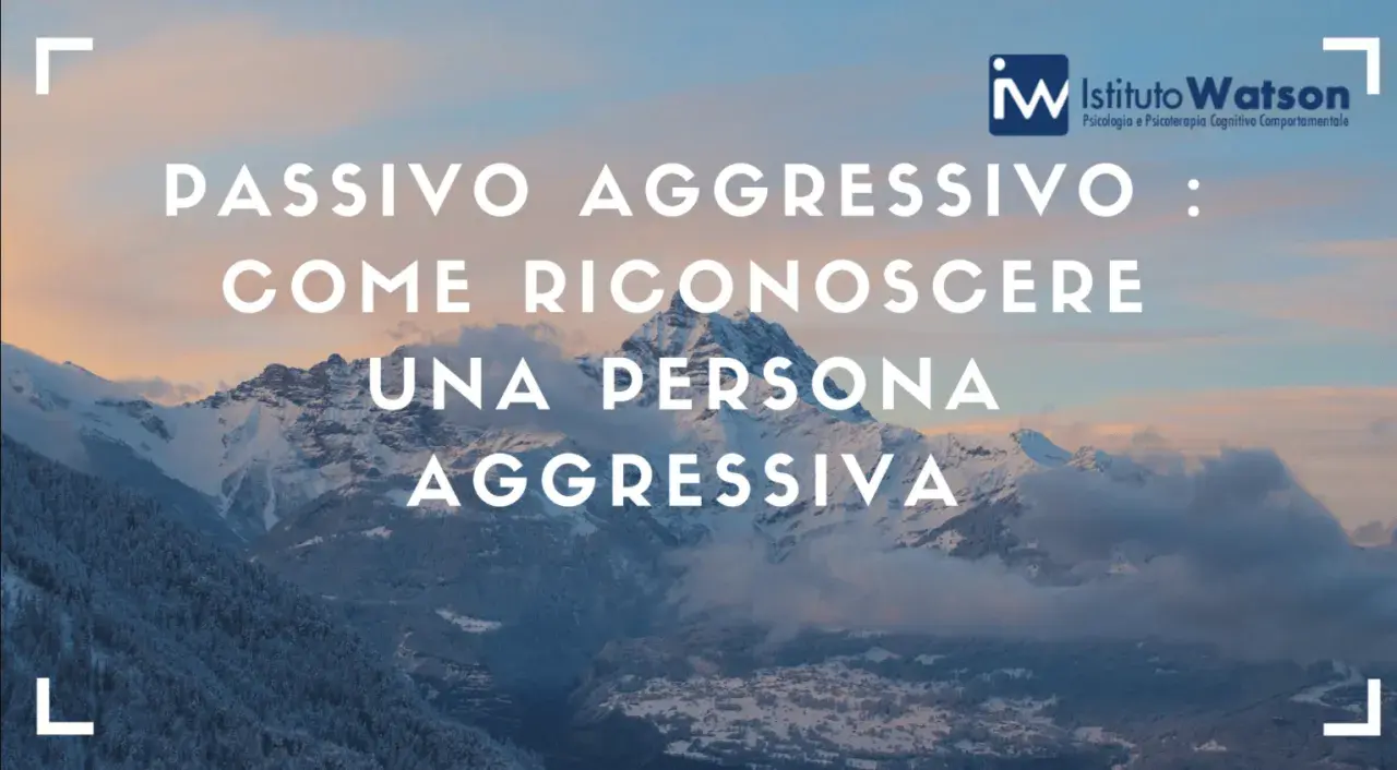 Montagne innevate con testo: "Passivo aggressivo: come riconoscere una persona aggressiva".