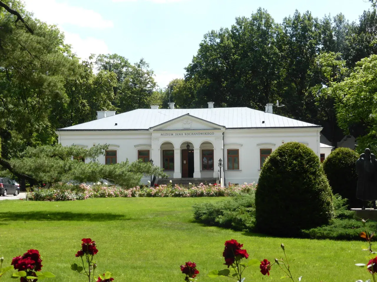 Muzeum Jana Kochanowskiego w Czarnolesie, otoczone zielenią i kwitnącymi różami, to jedna z głównych atrakcji regionu.