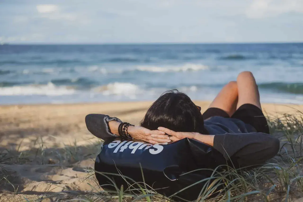 Odpoczynek na plaży, idealny sposób na relaks i jak liczyć 35 godzin odpoczynku tygodniowego.