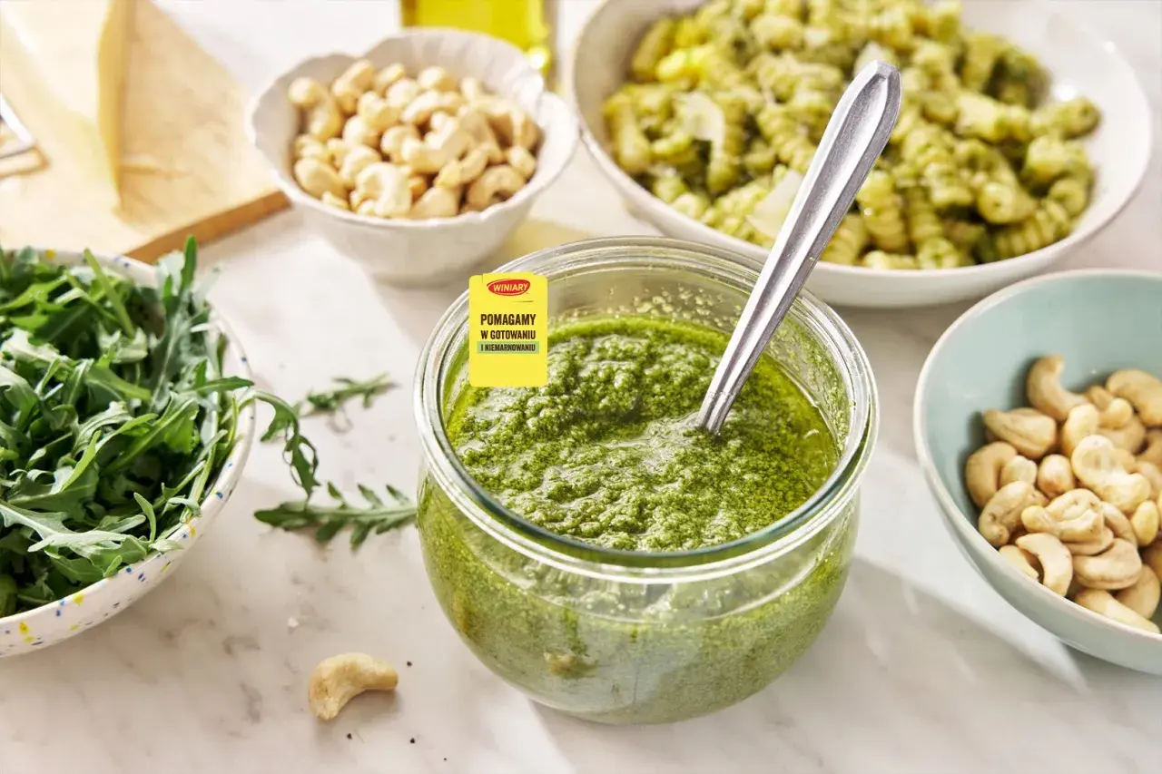 Pesto z rukoli, orzechy nerkowca, rukola i makaron – składniki do pysznego dania.