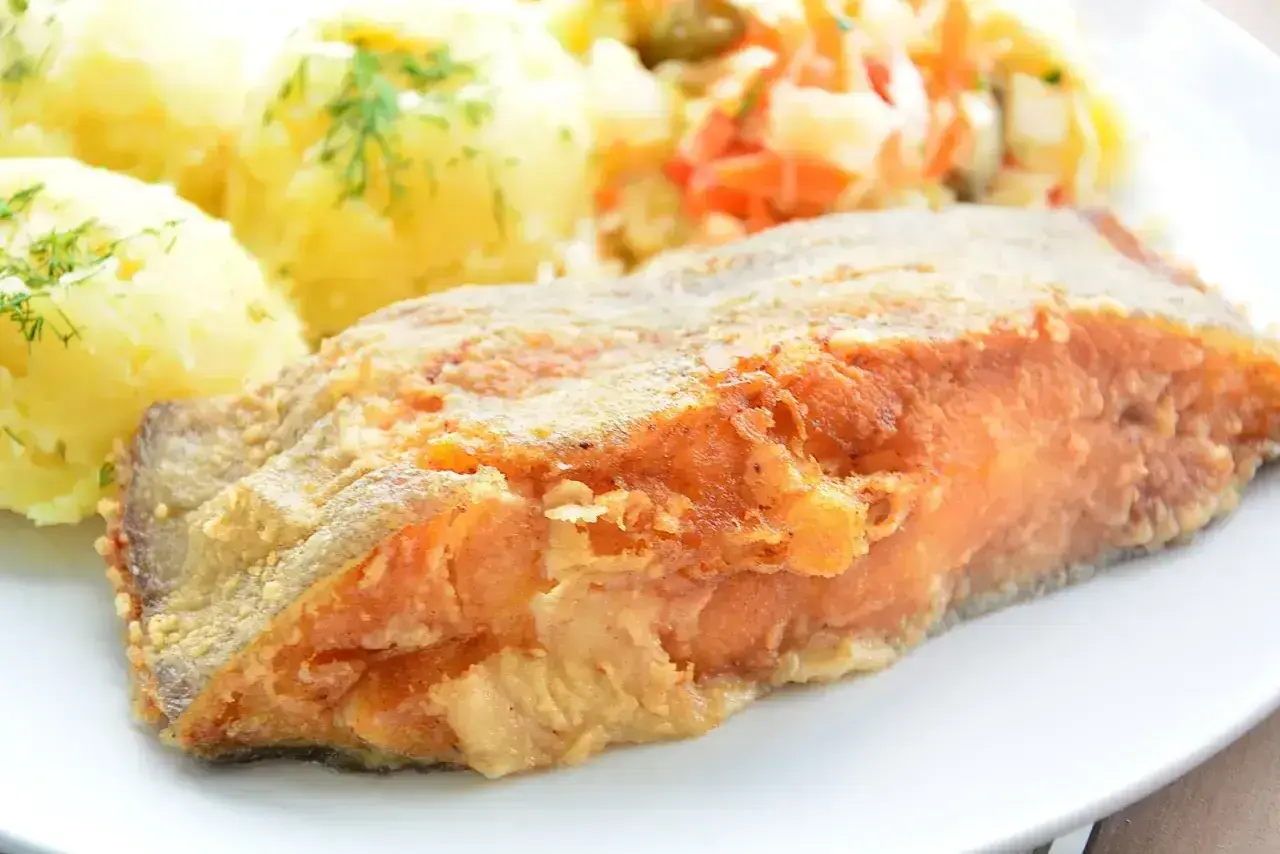 Złocisty halibut smażony, podany z ziemniakami i surówką. Pyszny obiad gotowy!