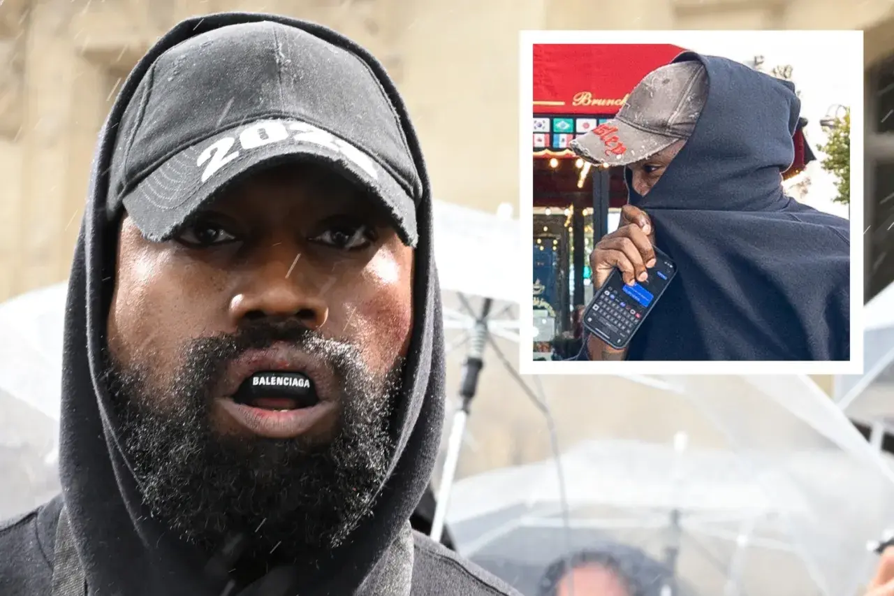 Kanye West zaginal, ukryty pod czarnym kapturem i czapką, z napisem Balenciaga na ustach.