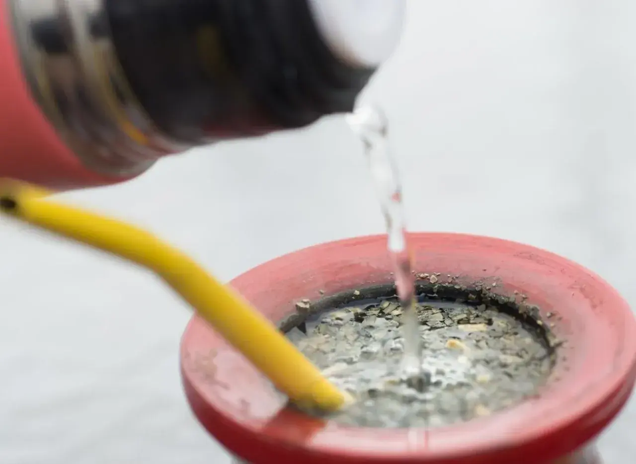 Gorąca woda zalewa susz w naczyniu do yerba mate. Czy yerba mate podnosi ciśnienie? To pytanie nurtuje wielu miłośników tego napoju.