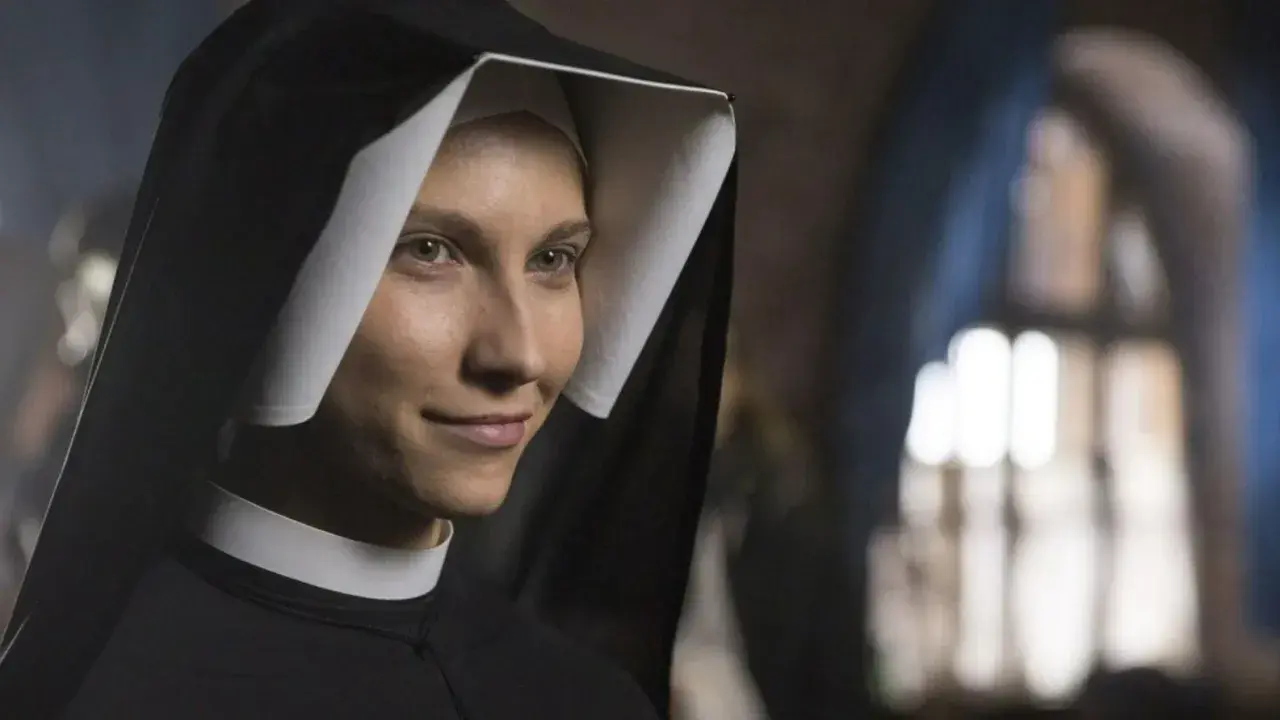 Aktorka w stroju zakonnicy, uśmiecha się. To ujęcie z filmu "Faustyna" (film) obsada.