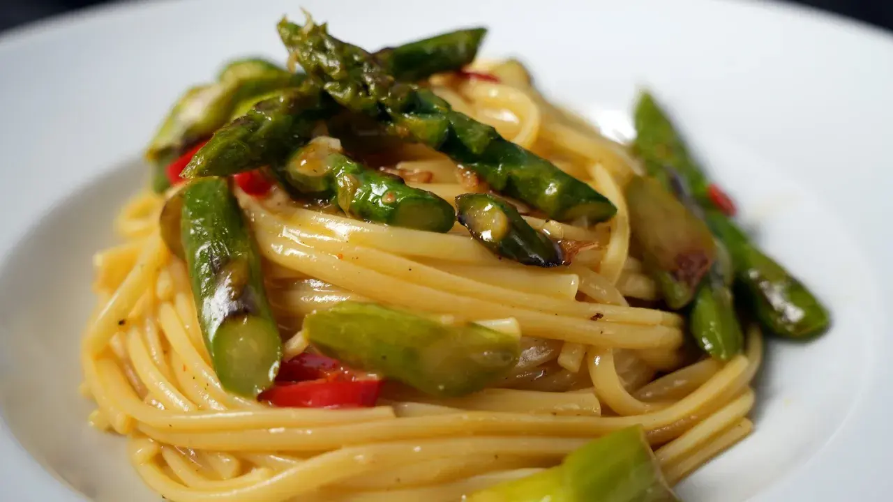 Spaghetti mit Spargel und einer cremigen Sauce, eine köstliche Spargel Carbonara.