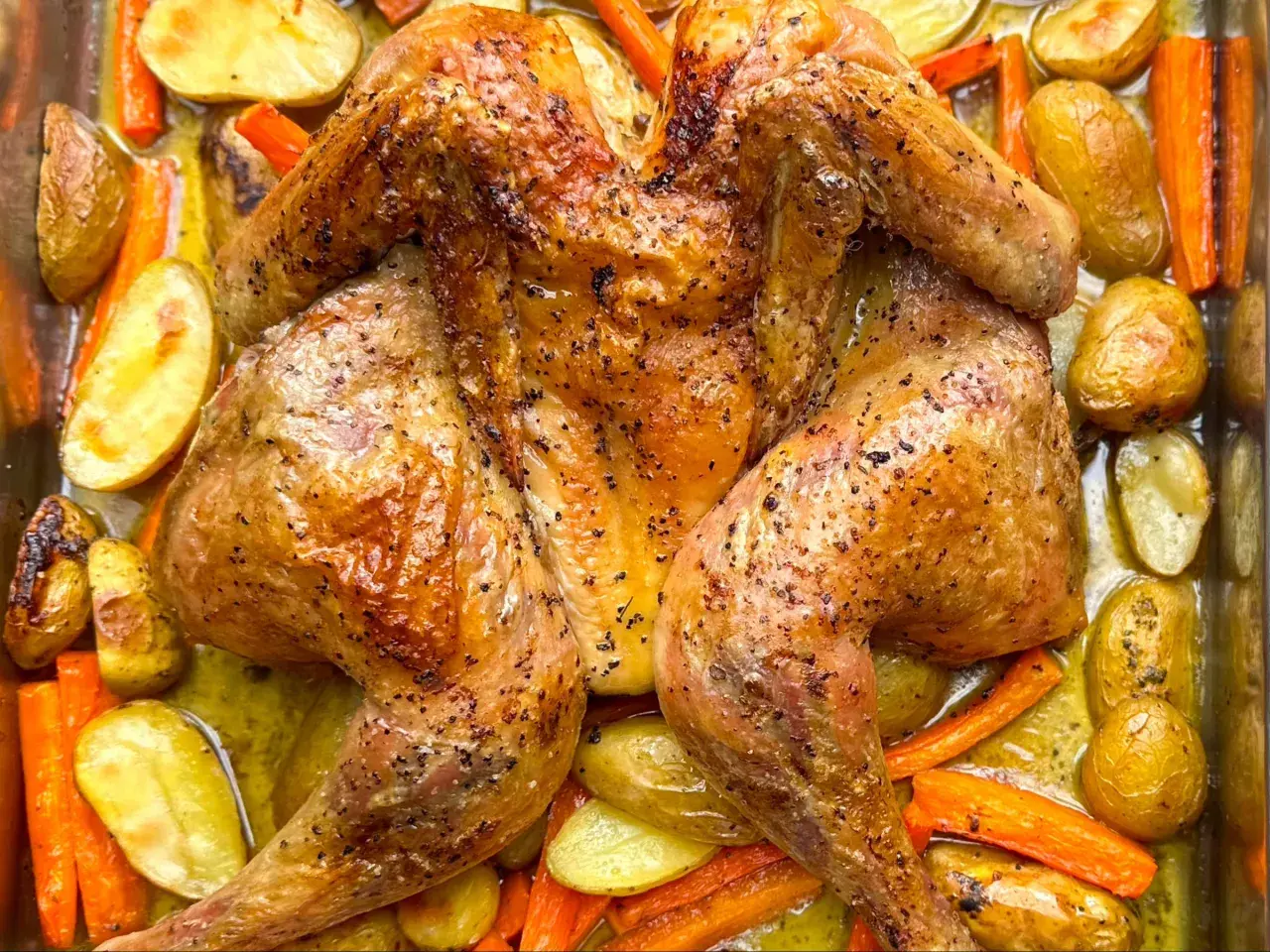 Brathähnchen mit Kartoffeln und Karotten, eine köstliche Mahlzeit, die sich gut für Rezepte mit Mais eignet.