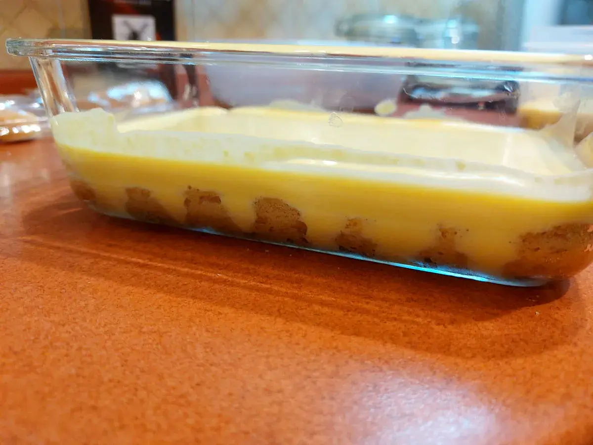 Warstwa biszkoptów do tiramisu nasiąka kremem.