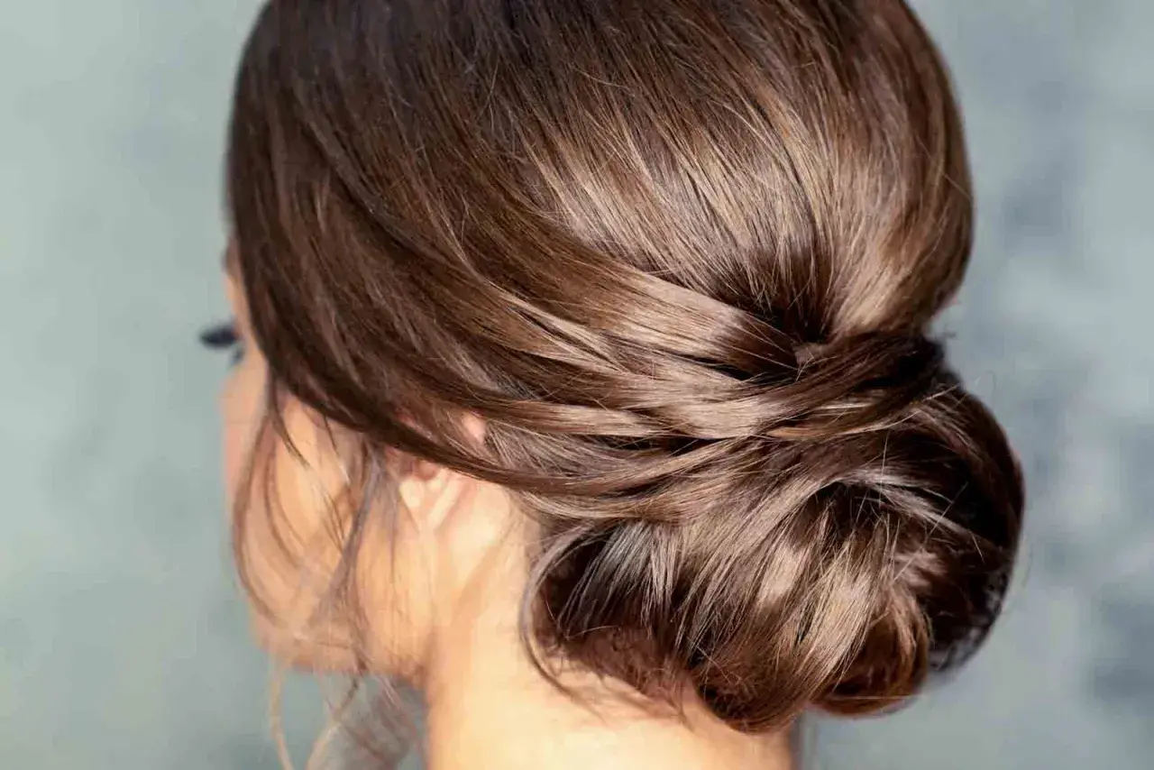 Elegantes recogidos bajos para invitadas de boda, con un estilo romántico y natural.