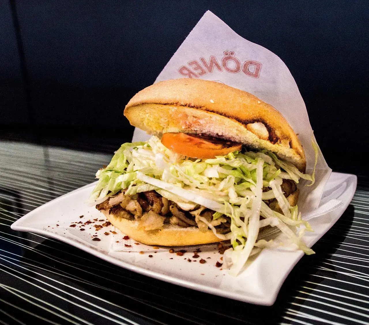 Ile kosztuje kebab w 2026? Ceny, porady i jak nie przepłacić?