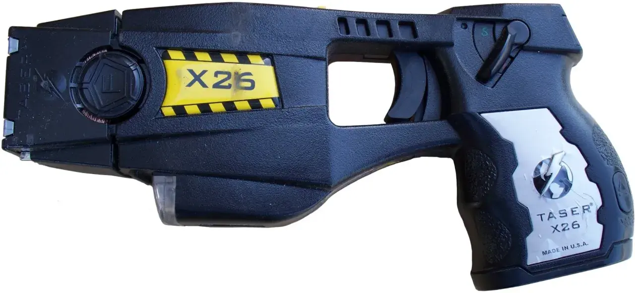 Taser X26, une arme non létale conçue pour la maîtrise des individus.
