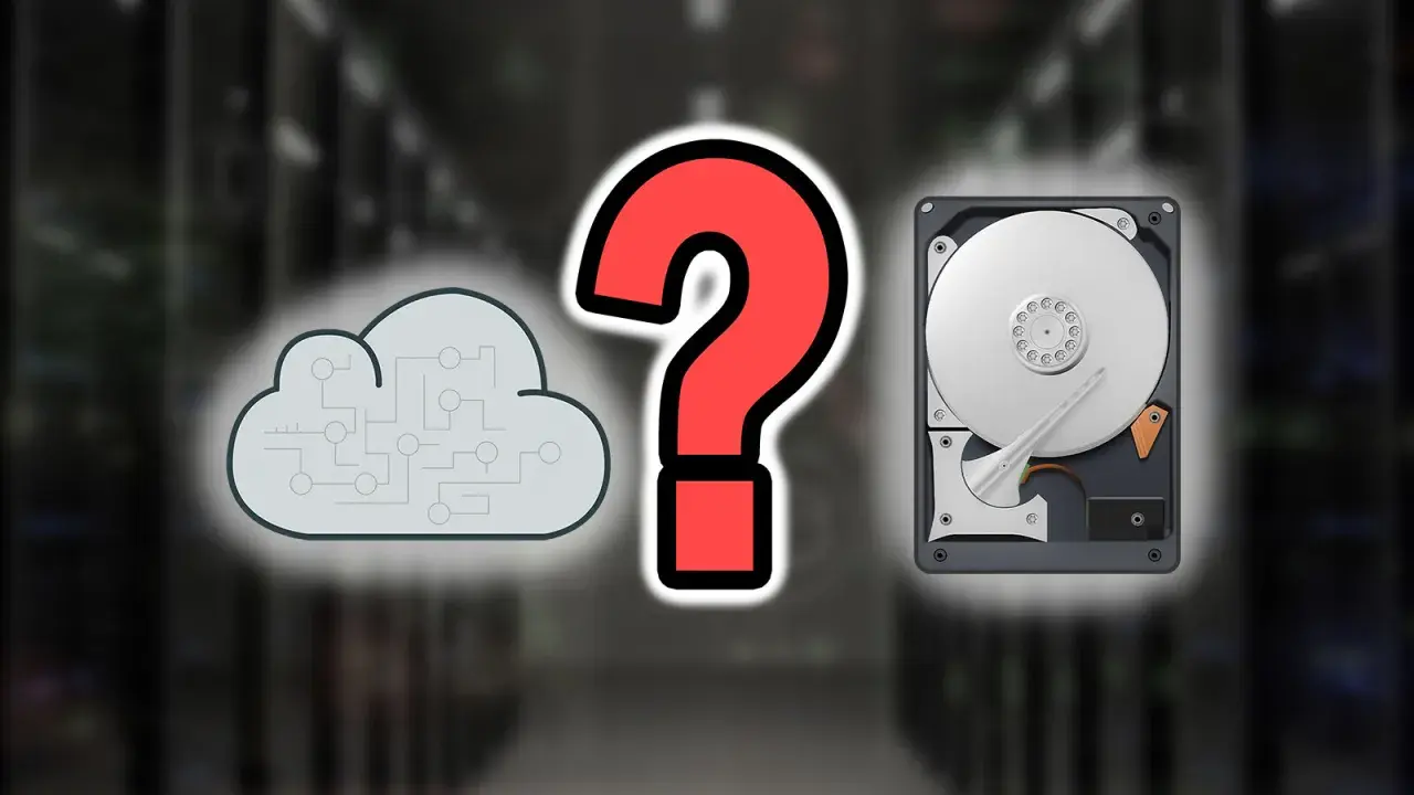 Cloud-Symbol, Fragezeichen und eine Festplatte. Die Wahl für den perfekten **festplatte backup**?