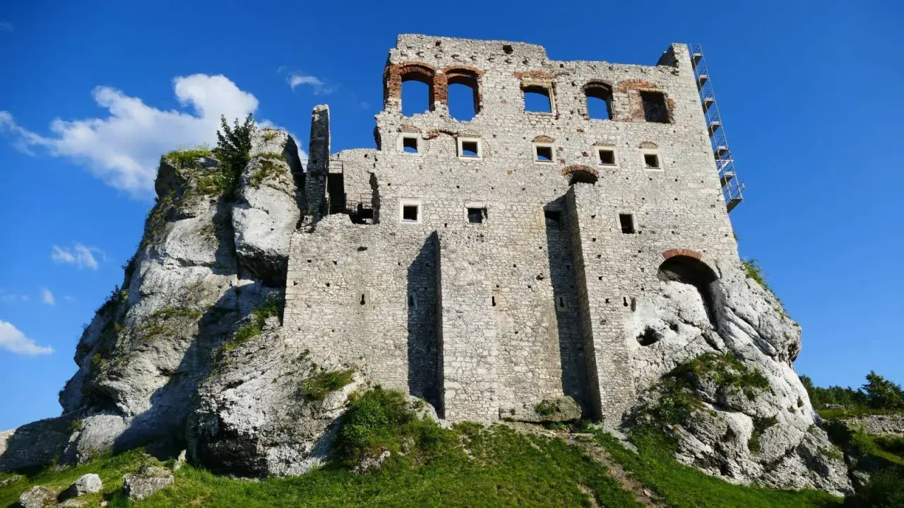 Ruiny zamku na skale, wspaniała trasa turystyczna. Ogrodzieniec zaprasza do odkrywania historii.