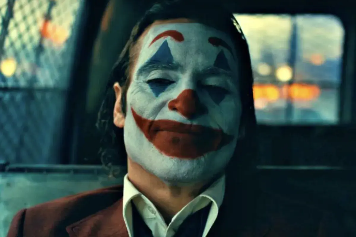 Arthur Fleck, con il trucco da clown, riflette sulla sua vita e sulla **joker trama**.