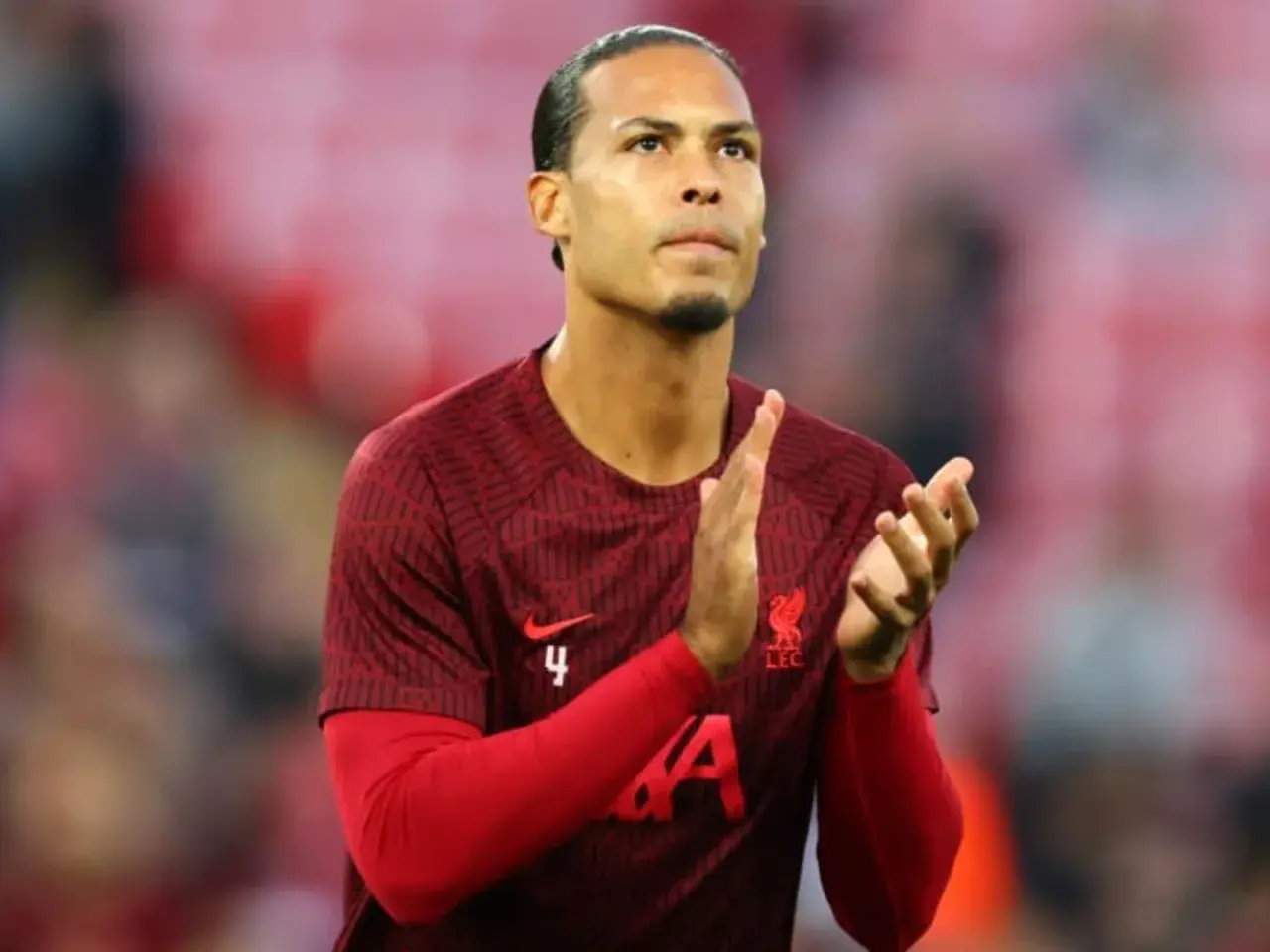 Virgil van Dijk, Kapitän des FC Liverpool, klatscht im roten Trikot mit der Nummer 4.