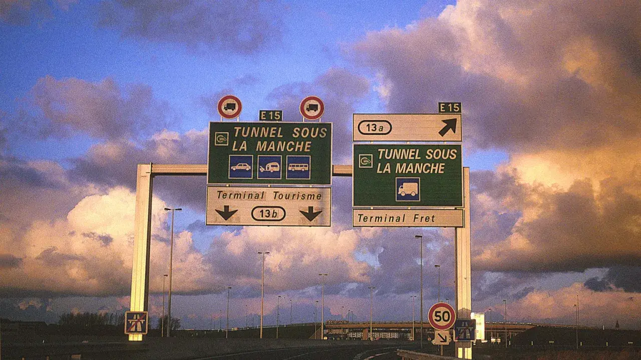 Znaki drogowe kierujące do "TUNNEL SOUS LA MANCHE" (Tunel pod kanałem La Manche) dla ruchu turystycznego i towarowego.