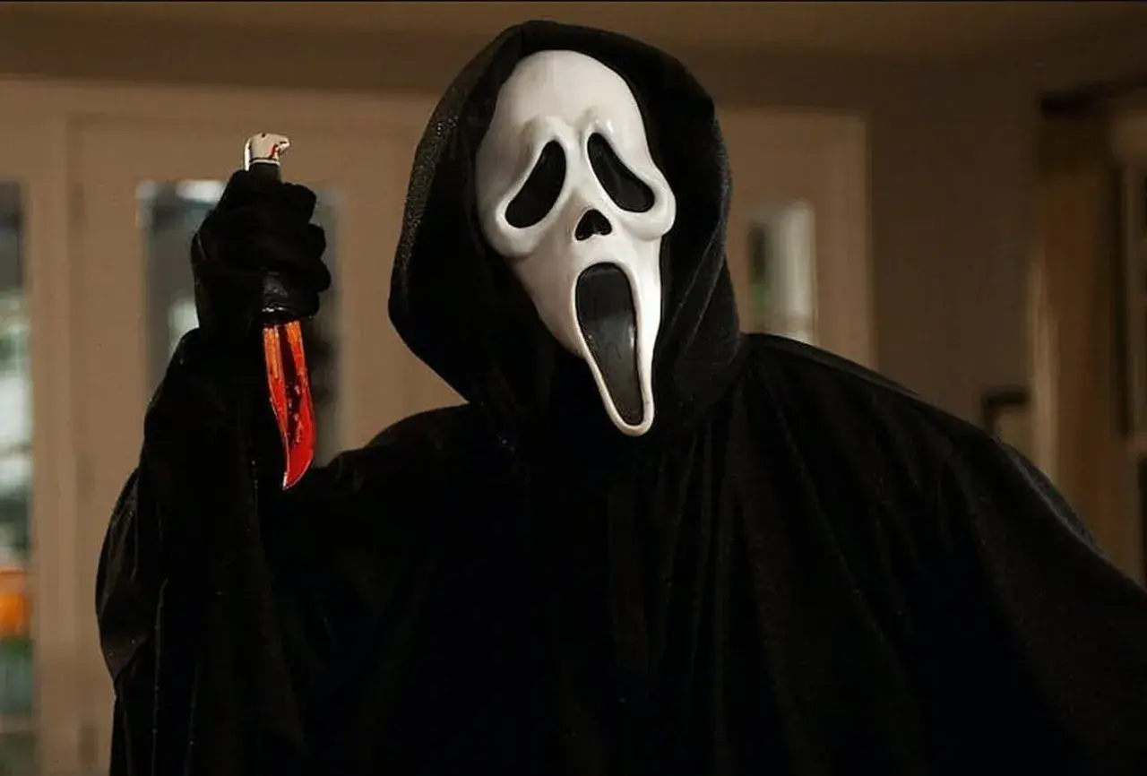 Postać w masce Ghostface z filmu "Krzyk" trzyma nóż.
