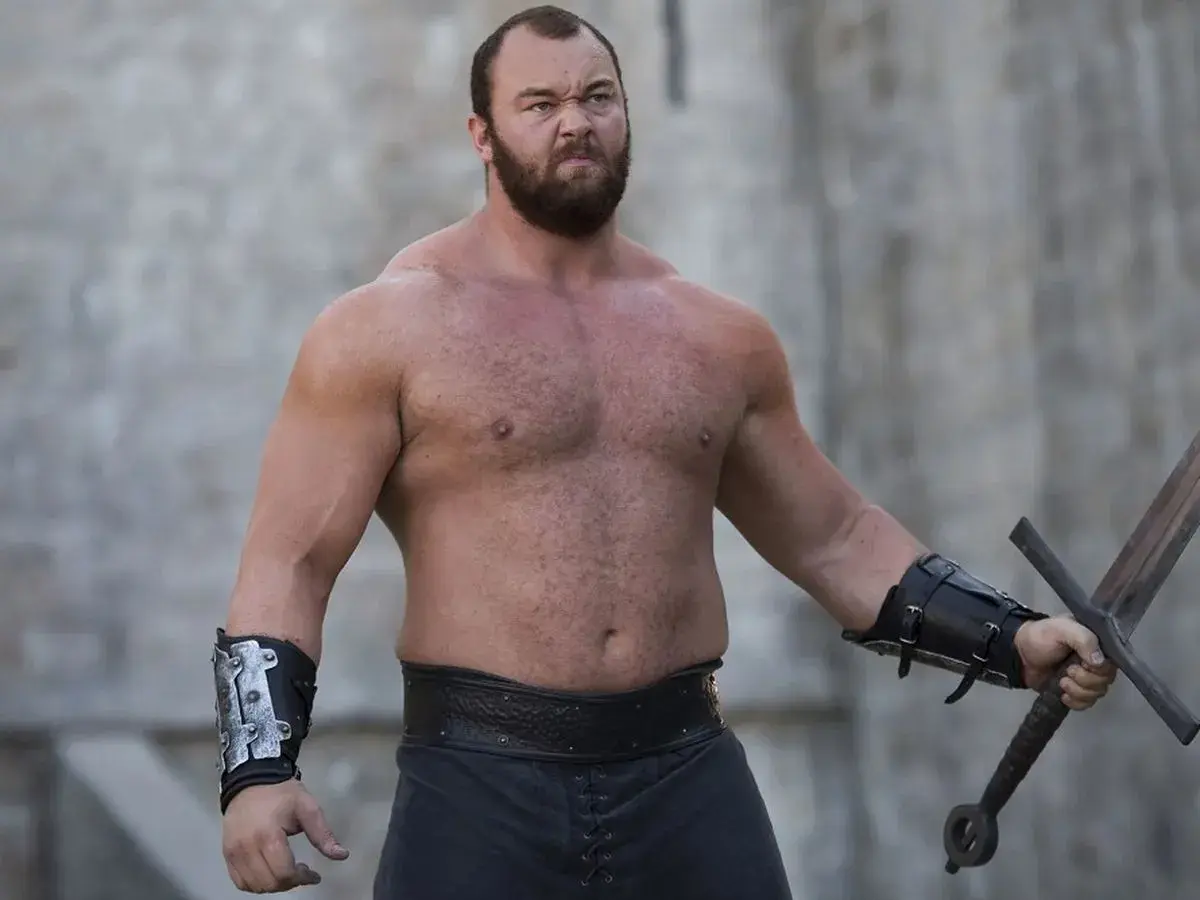 Góra z mieczem, jak Gregor Clegane z "Gry o tron", gotowy do walki. Jego potężna sylwetka i groźna mina budzą respekt, a wszystko to przy akompaniamencie epickiej muzyki.