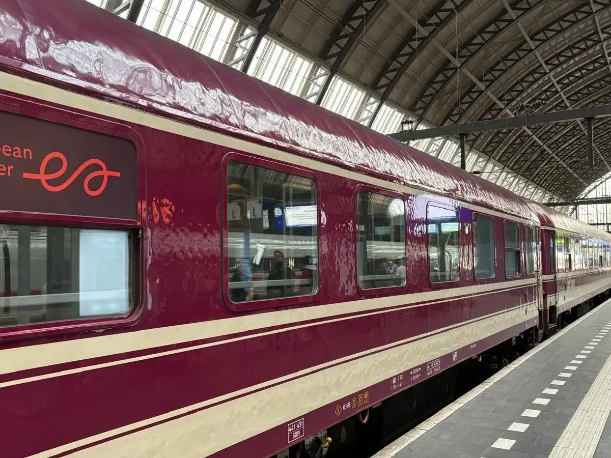 Der rote Nachtzug Berlin-Paris steht bereit. Ein gemütliches Abenteuer beginnt.