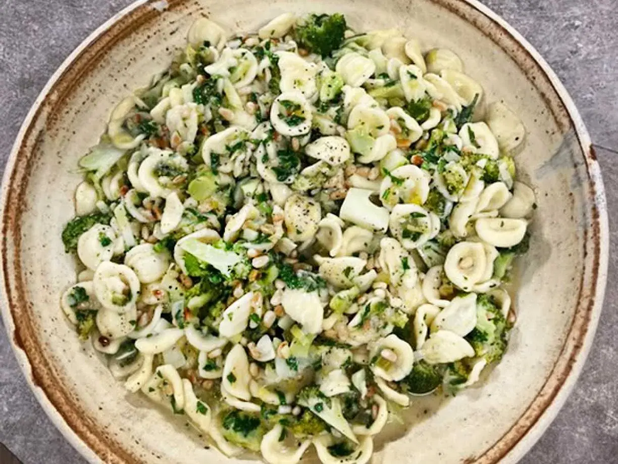 Orecchiette med broccoli och pinjenötter, ett enkelt och gott orecchiette recept.