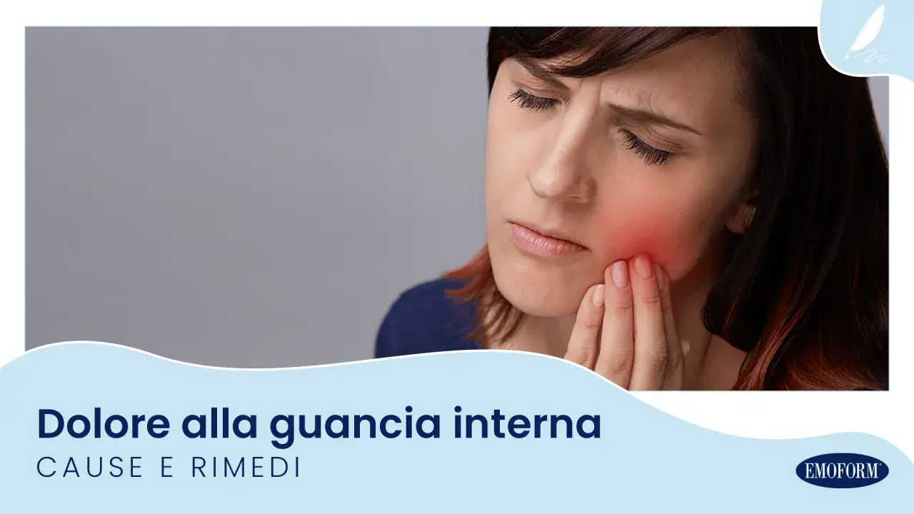 Donna con dolore alla guancia interna, evidenziata in rosso. Causa e rimedi per il fastidio.