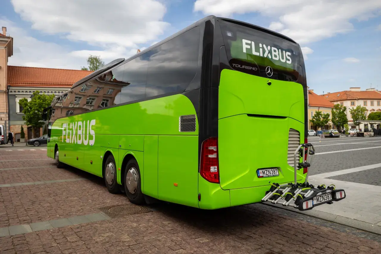 Zielony autokar Flixbus z napisem "FLIXBUS" gotowy do podróży. Sprawdź flixbus promocje na kolejną wycieczkę!