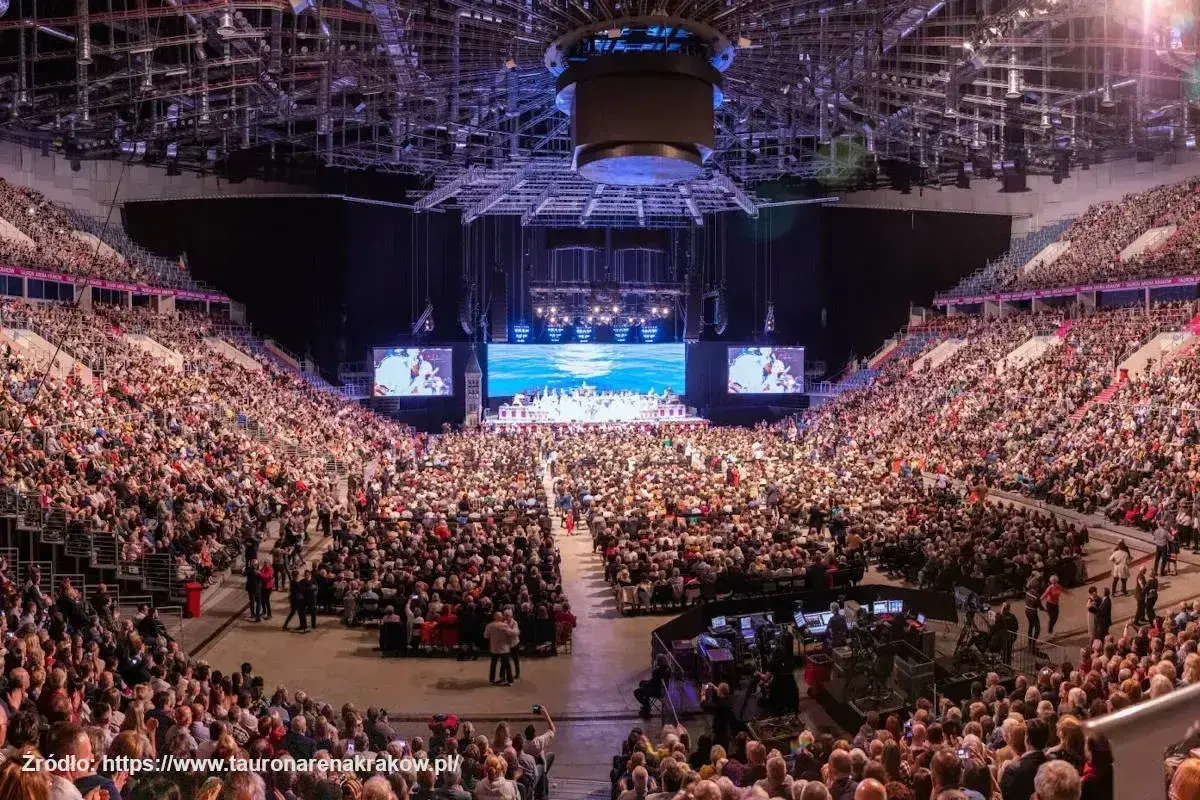 Tauron Arena Kraków pomieściła tłumy widzów na koncercie. Arena ma imponującą pojemność, zapewniając miejsca dla tysięcy fanów.