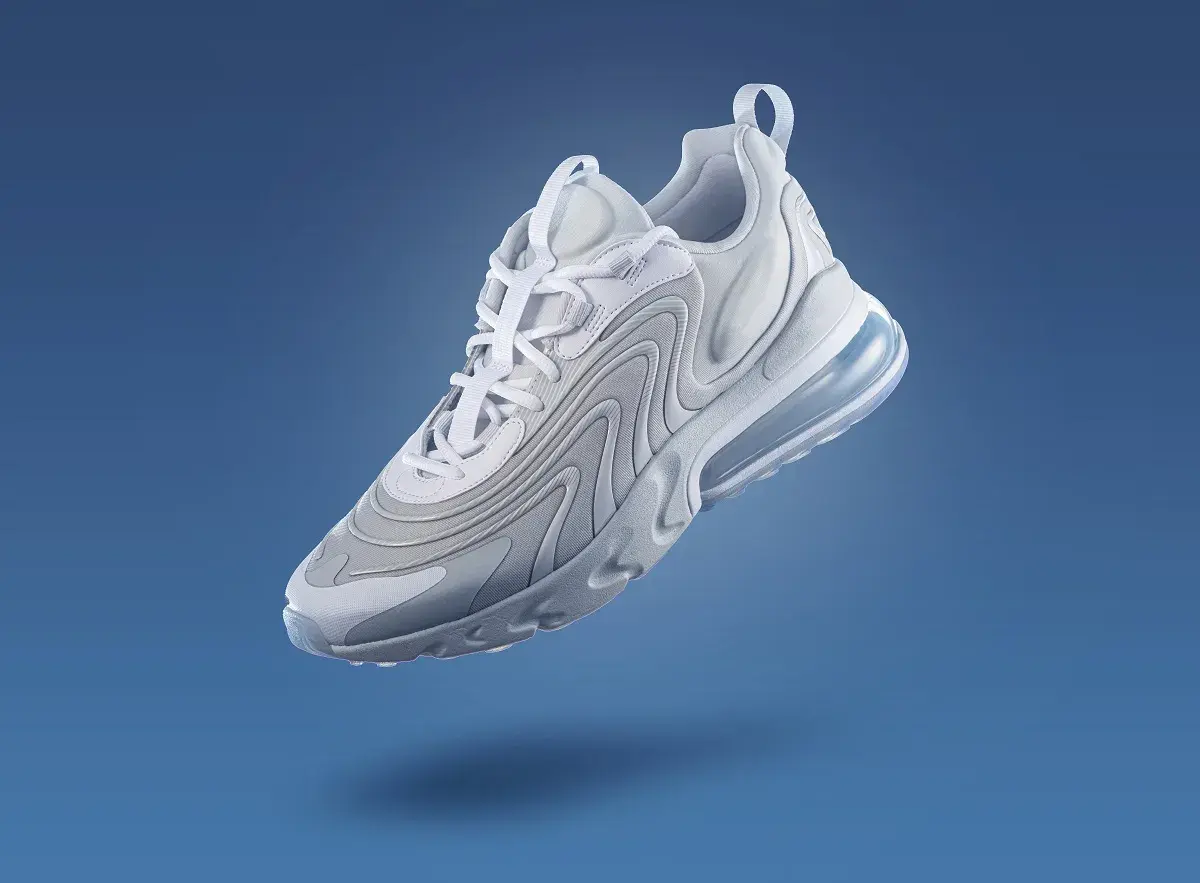 Biały but sportowy Nike, znanej firmy, z widoczną poduszką powietrzną w podeszwie.